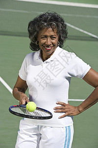 在法庭上打网球的一名年长妇女的肖像图片