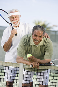 两名男网球运动员上法庭微笑倾斜服装合伙运动男士老人生活方式闲暇快乐图片