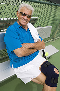 一个快乐的老年男子在打网球后 在长凳上放松的肖像半身膝带网球场头发生活方式眼神退休闲暇微笑中年图片