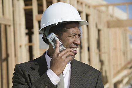 在建筑工地待命的非裔美国工程师图片