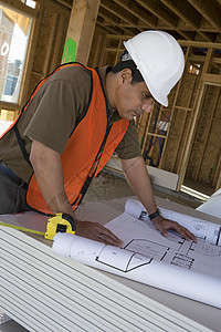 建筑师对建筑工地蓝图的展望工作服倾斜工作职业安全帽房子测量卷尺专注防护图片