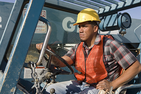 在建筑工地驾驶推土机的男子图片