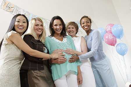参加婴儿淋浴的妇女友谊幸福群体庆典女性种族派对肚子迎婴腹部图片