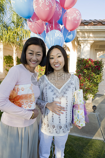 带着朋友在户外送礼物的幸福怀孕妇女肖像女性淋浴团结孕产女士衣服成人展示婴儿孕妇装图片