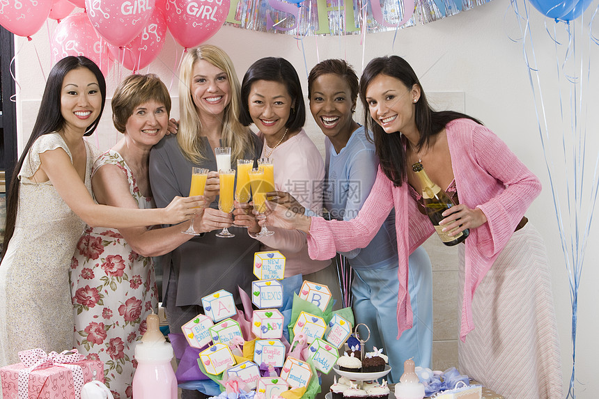 孕妇与朋友在婴儿淋浴中女士迎婴群人派对女性种族成人庆典活动快乐图片