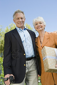 在草坪站在一起的幸福老年情侣 低角度视角图片