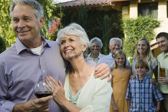 与家人和朋友一起在花园庆祝年长夫妇花园微笑青春期老年妇女酒杯个人夫妻男孩男子图片