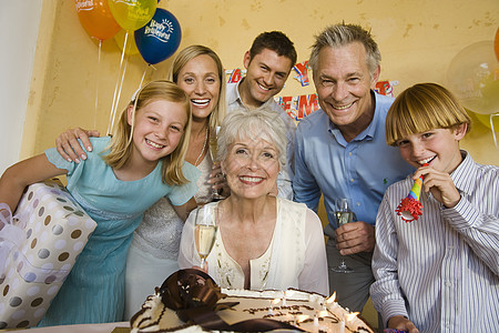 高龄妇女与家人一起庆祝生日图片