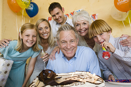 年长男子与家人一起庆祝生日图片