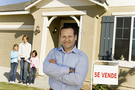 幸福成熟男人的肖像 家庭站在新房子前的新家图片