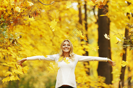 秋季妇女享受叶子女孩喜悦幸福快乐白色乐趣黄色金发图片