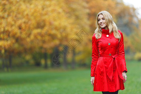 秋天公园的女人成人女士红色快乐叶子外套公园金发黄色女孩图片