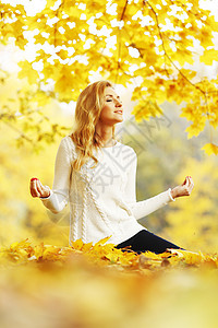 秋天公园的妇女冥想黄色女性瑜伽森林叶子女孩公园娱乐女士图片