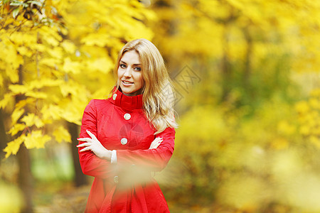 秋天公园的女人成人森林树叶金发女孩公园快乐女性黄色女士图片