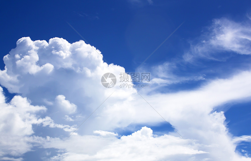 有白云的蓝天空背景隐喻蓝色自由风景白色阳光场景天气自然符号图片