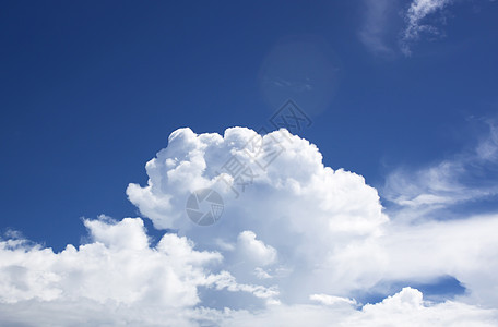 有白云的蓝天空背景白色天气蓝色自由隐喻自然风景空气阳光场景图片