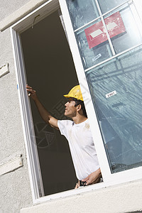 在建筑工地窗户附近工作的男建筑师 男建筑师图片