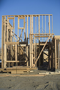 正在建造中的新住宅楼房框架施工房子生长进步木头建筑背景图片