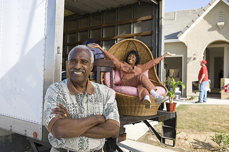 美籍非裔幸福夫妇搬进新房子的肖像柳条房地产服装成年夫妻卡车异性恋女性快乐建筑学图片