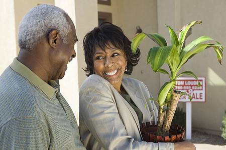 非洲裔美裔幸福的一对配有陶植厂迁入新房子的非洲夫妇图片