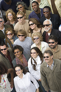 身戴太阳眼镜的人群休闲微笑示范大群人混合范围女性民众观众画幅图片