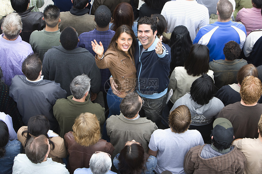 年轻夫妇在人群中聚在一起混合拥抱男子画幅裁剪服装民众年龄大群人微笑图片