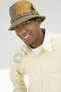 身戴帽子的美国黑人快乐男子在灰色背景上被孤立的肖像图片