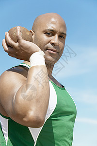 一名非洲裔美籍男子运动员拿着金属球对天的肖像图片