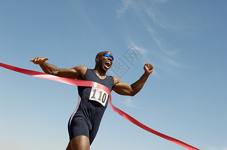 一名非洲裔美国男子在蓝天比赛中获胜的低角度视角Name(对蓝色天空的角观)图片