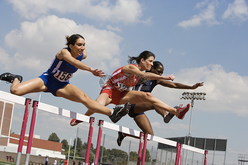 多种族女运动员在消除种族障碍方面清除障碍成年专注跳跃女性竞赛服装黑人速度运动图片