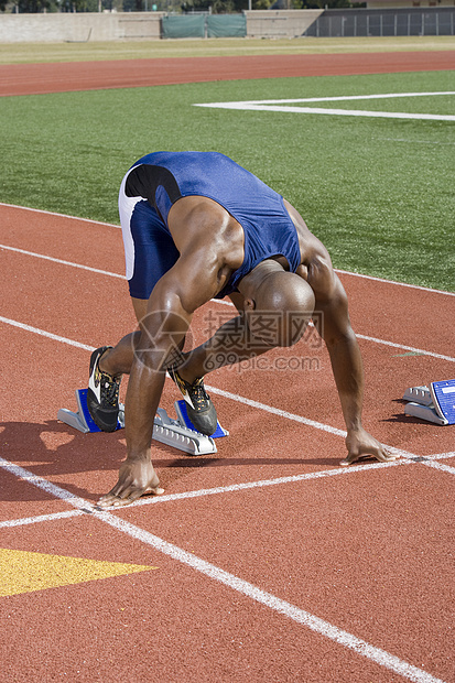 非洲裔美国男运动员在赛道上处于起点位置的非洲男子运动员图片