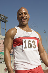 体育场上快乐的非洲裔美国男性运动员肖像图片
