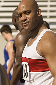 充满自信的非洲裔美国男性运动员与体育场竞争对手的肖像图片