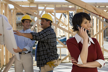 中国妇女接来电话 与承包商讨论建筑工地的背景背景情况;中国妇女图片