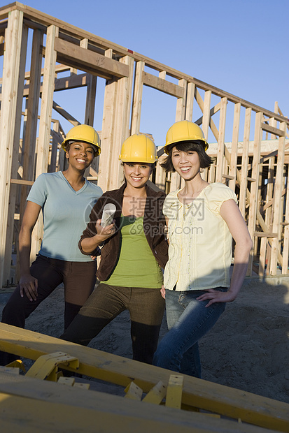 建筑工地3名多族裔女建筑师的肖像图片