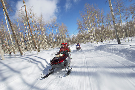 两对夫妇骑着两辆雪轨上的雪车图片