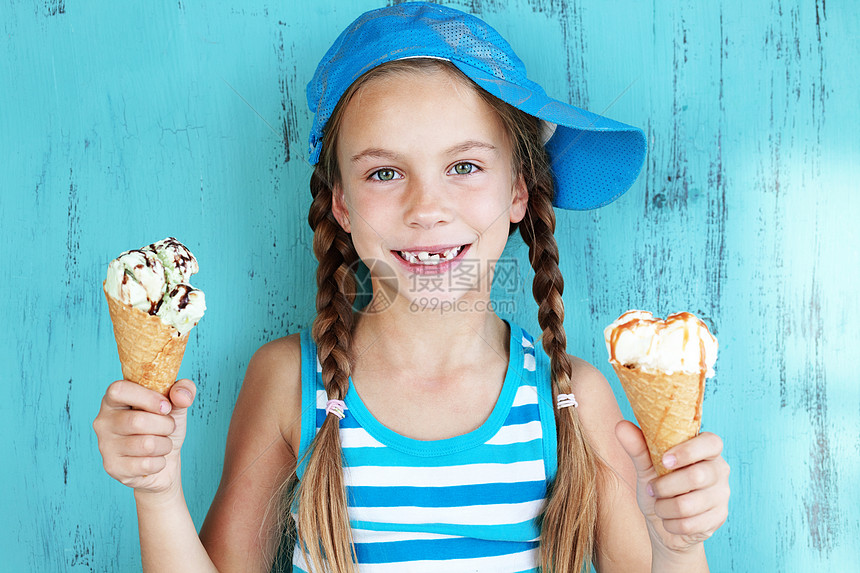 带冰淇淋的孩子锥体青年食物女性甜点女学生时装衣服蓝色快乐图片