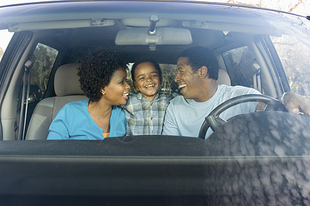 坐在车里的非裔美国人家庭欢喜图片