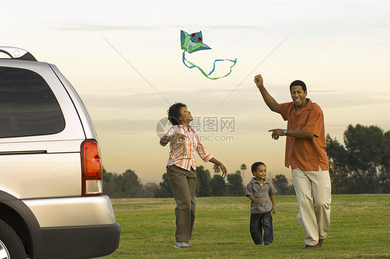 整个非裔美国人家庭一起在公园里放风筝全程飞行图片