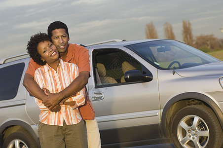 美籍非裔快乐情侣坐在车前的肖像图片