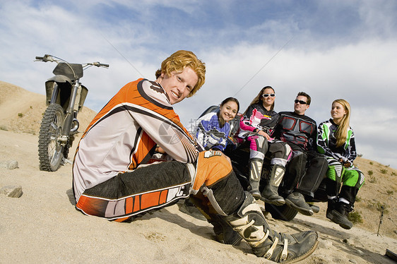 沙漠中的莫托罗赛车手纵向活动成年人乐趣越野赛微笑越野朋友们摩托车车辆男士图片