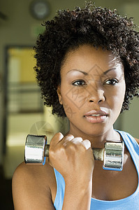 一名非裔美国妇女提升重量的近身检查图片