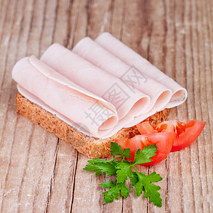 用切片火腿 新鲜西红柿和面食面包熟食火鸡早餐木板食物美食木头包子香菜猪肉图片