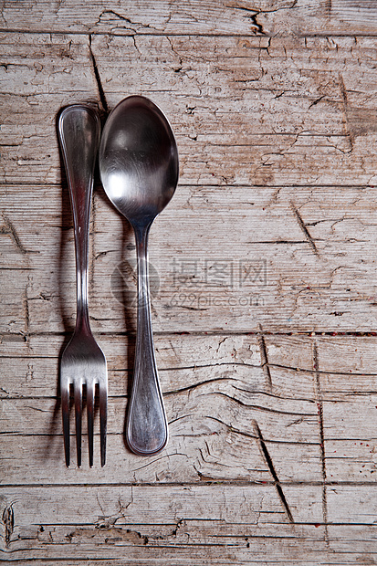 旧汤匙和叉插图勺子乡村收藏刀具餐具棕色金属古董木头图片