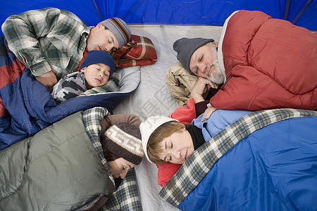 家庭睡在帐篷中图片