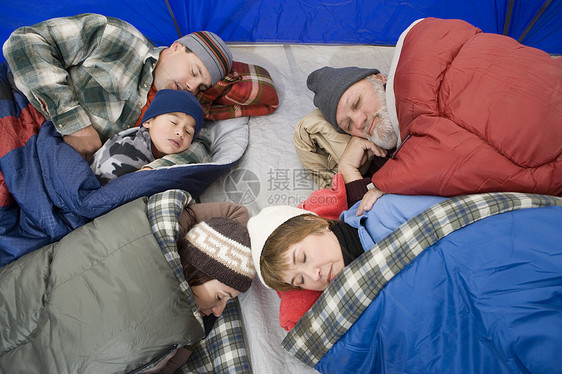 家庭睡在帐篷中图片