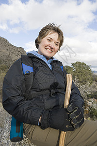 在远足旅行中放松的快乐高级女性登山者肖像图片