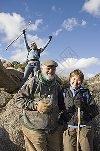 快乐的老年情侣肖像 和在远足旅行背景中充满兴奋的女人图片