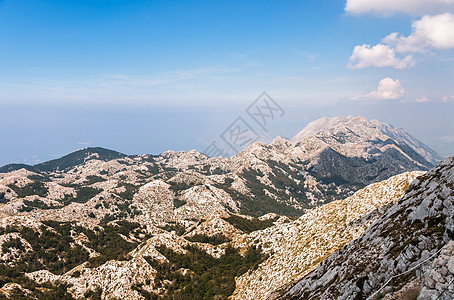 Biokovo山顶游客天空石灰石国家旅游蓝色岩石高度公园爬坡图片