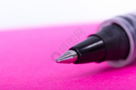 粉红粘合音符上的黑笔图片